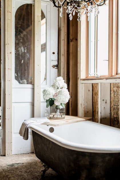 Elegant Shower Rack for Your Clawfoot Tub